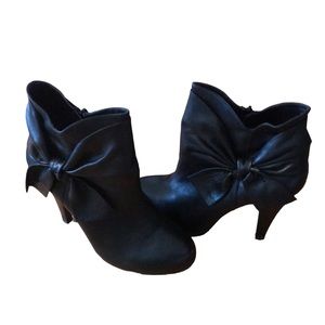 EUC Gianni Bini Zip-up Black Leather Booties with sexy bow on each side